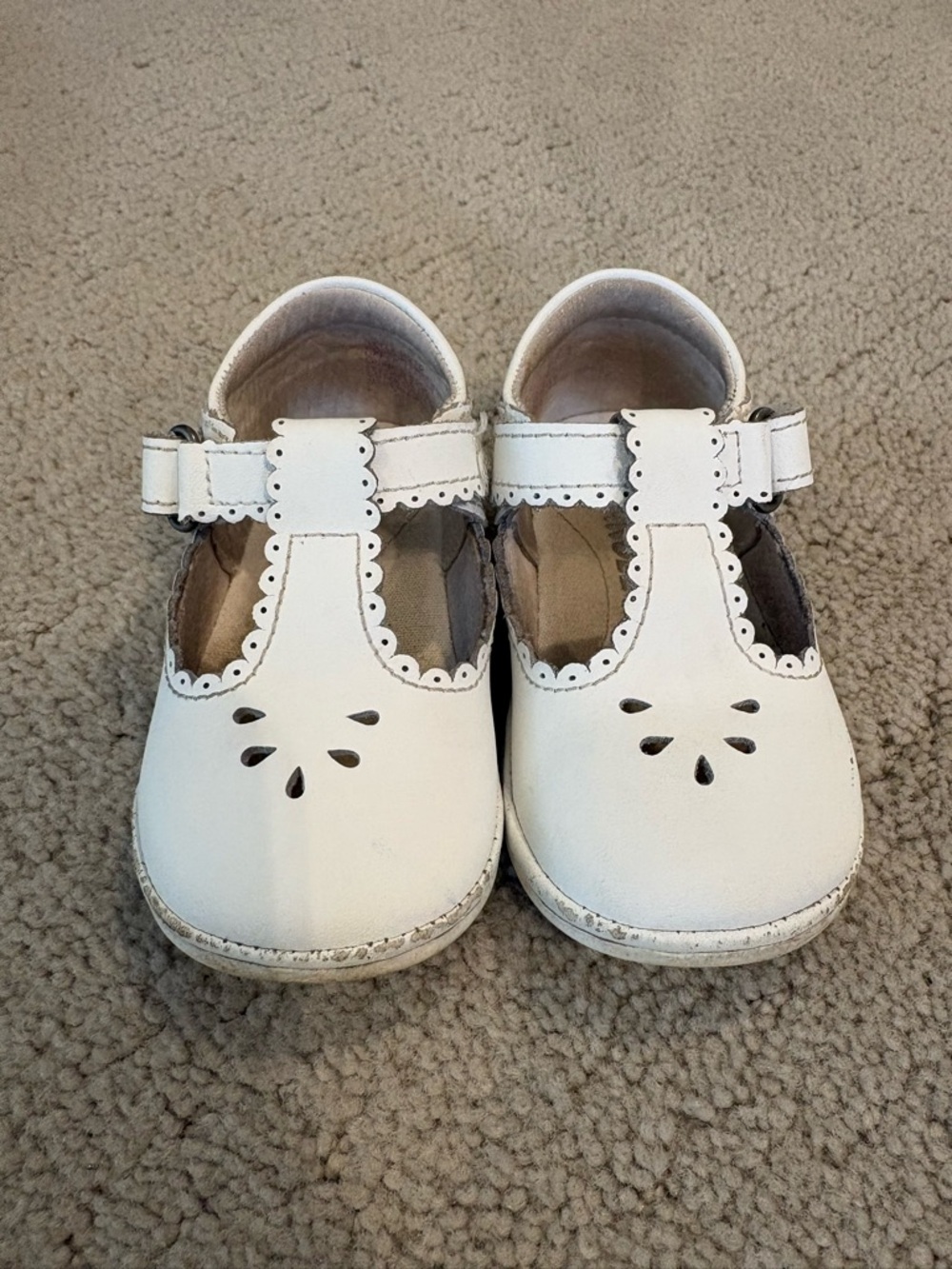 L'Amour Dottie Mary Janes Baby Girls White Leather Scalloped Angel Shoes Size 2